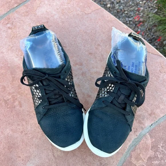 Clarks| Artisan Black Suede Tennis Shoes | Size 8 | Good pre-worn condition! - Picture 3 of 9